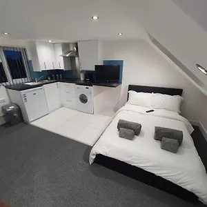 New Self Contained Flat,in Hayes, Free Parking Guest house