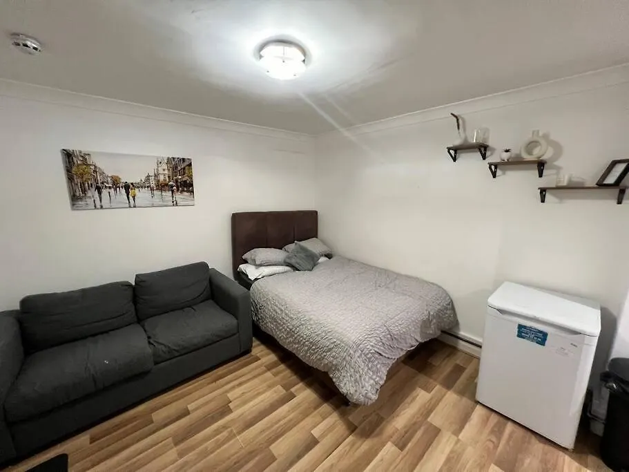 Morden Studio Room Northolt  0*, Northolt (Greater London)